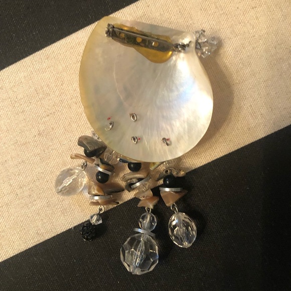 Shell Brooch - Picture 3 of 7